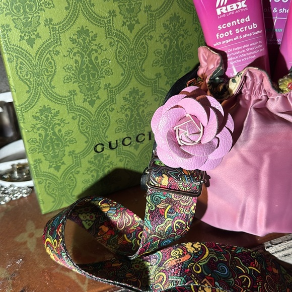 Gucci Pouch and extras 💞 - Picture 5 of 10